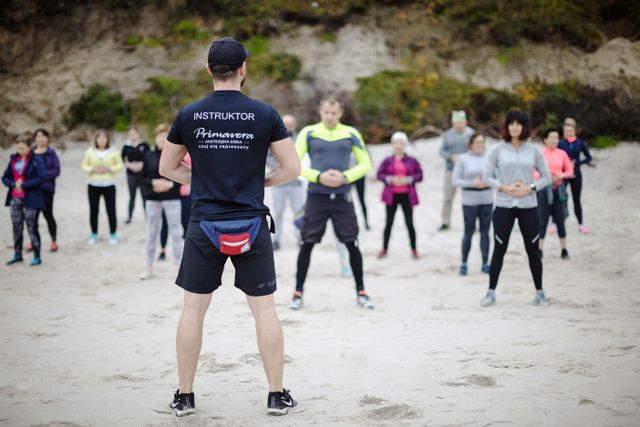 Zajęcia ruchowe na plaży, które wspierają redukcję wagi, kondycję i dobre samopoczucie podczas pobytu nad morzem.